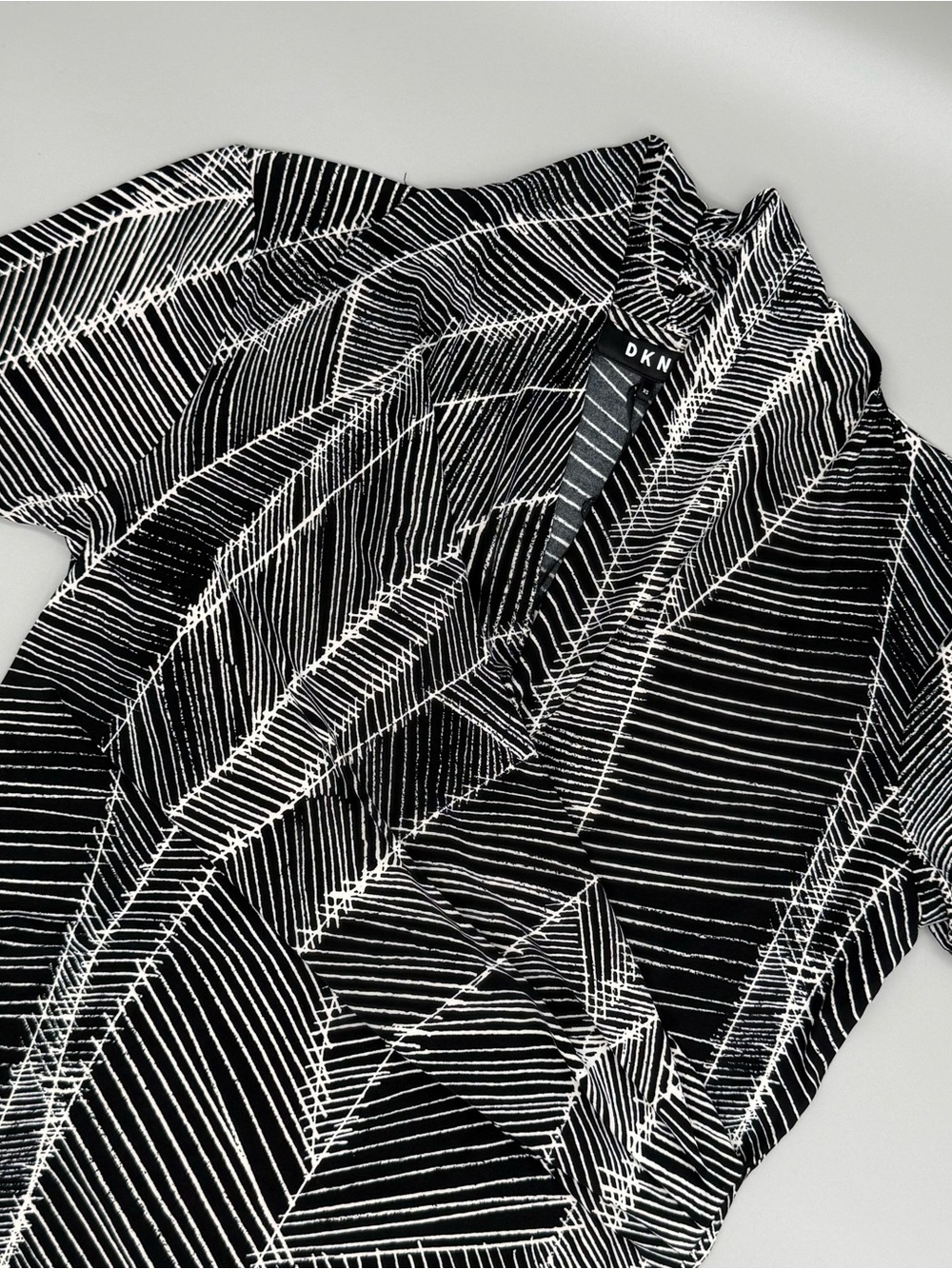 NWT DKNY Top Women’s XS Black and White Cross Front Faux Wrap V-Neck
